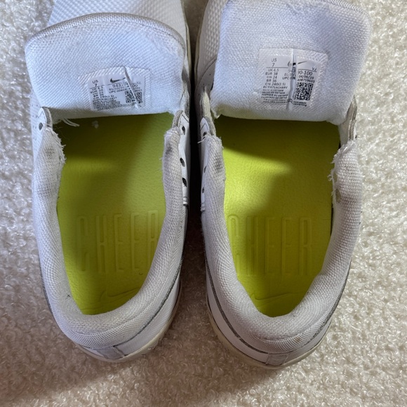 Nike Women's Cheer Shoes White and Gray Athletic Shoes - Picture 7 of 8